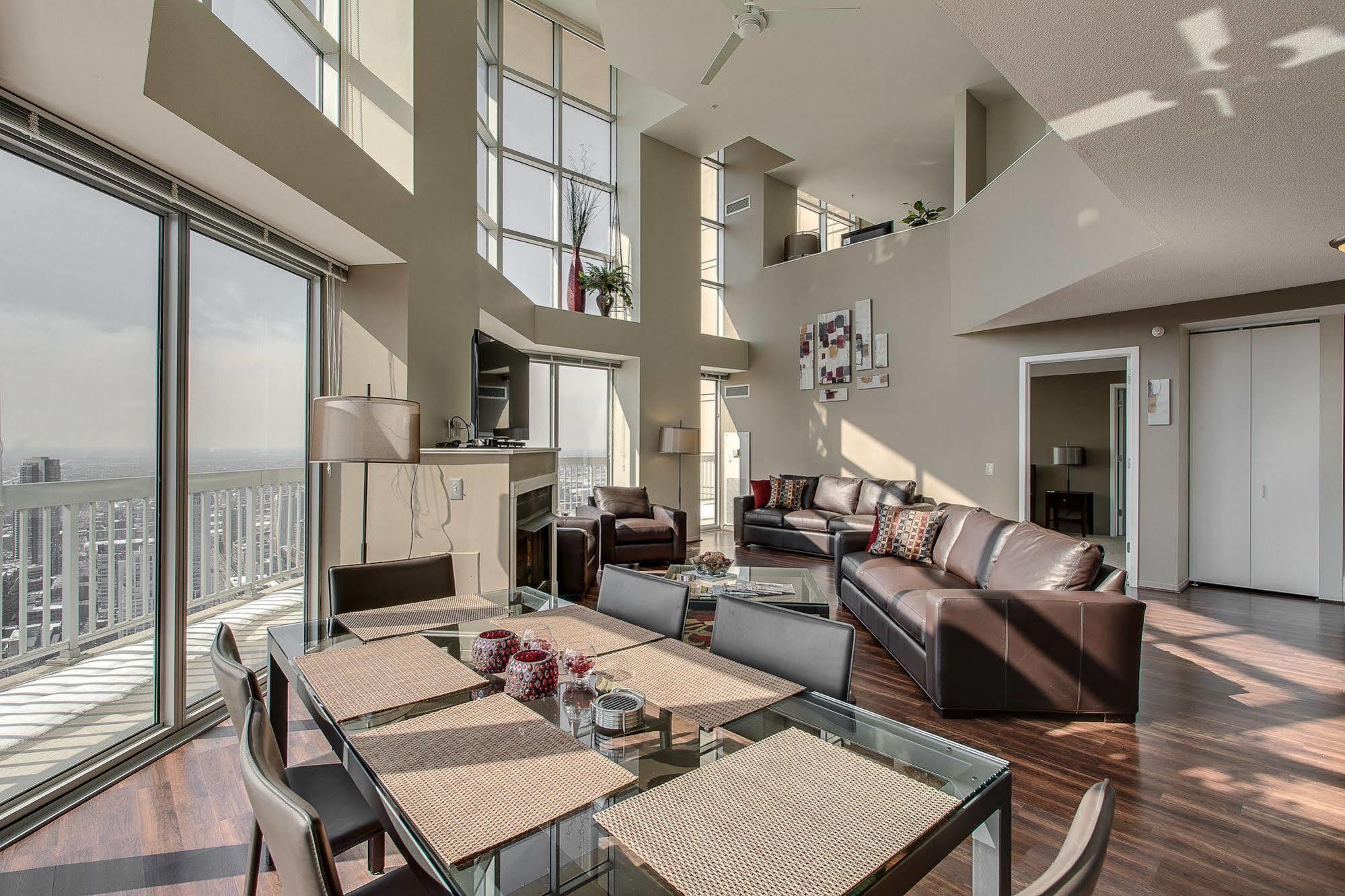 The Penthouse At Grand Plaza Aparthotel Chicago Bagian luar foto